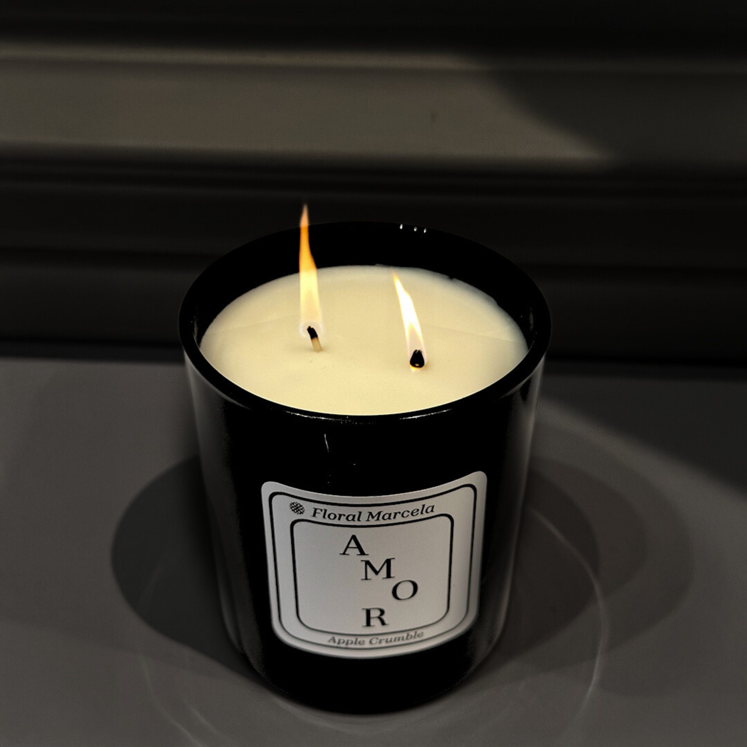Amor apple crumble scented candle in black glass – medium size with dual wicks